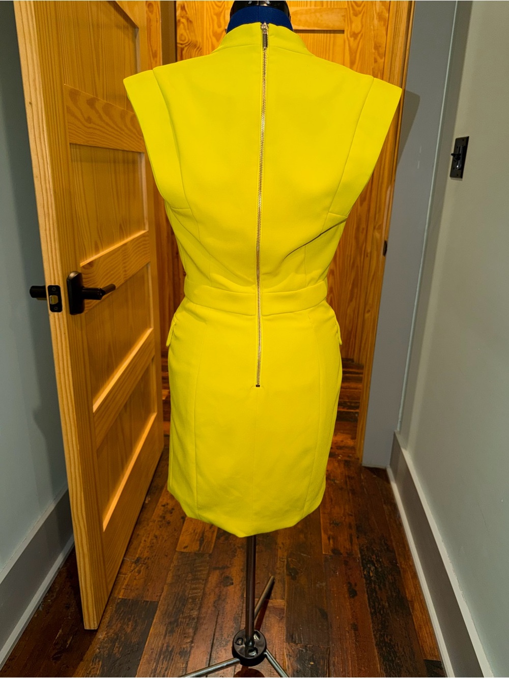 Sleeveless jacket style dress - Picture 2 of 5